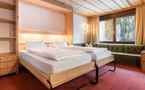 Atlantis Apartments by Mein Samnaun – Mo: Tache De Bois, Dur, Lit, Rideau, Chambre, Hôtel, Cadre De Lit, Eco Hôtel