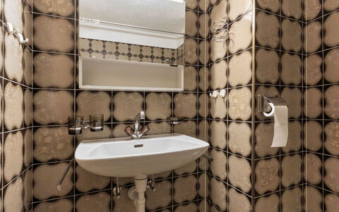 Atlantis Apartments by Mein Samnaun – Mo: Luminaire Plomberie, Salle De Bains, Tuile, Plomberie, Lavabo, Robinet, Évier