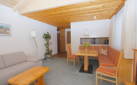 Atlantis Apartments by Mein Samnaun – Mo: Table, Ciel, Meubles, Plante, Pot De Fleur, Nuage, Fenêtre, Fleur, Plante D'Appartement, Montagne