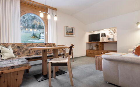 Atlantis Apartments by Mein Samnaun – Mo: Meubles, Design Intérieur, Bois, Sol, Plafond, Sol, Pièce, Éclairage, Salon, Canapé