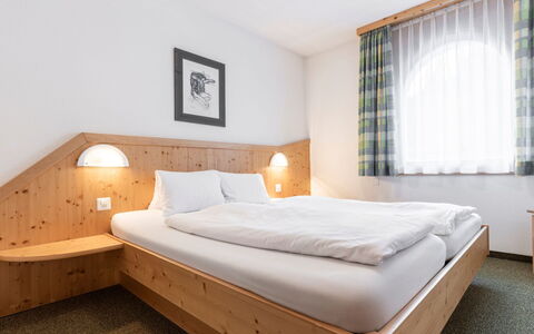Atlantis Apartments by Mein Samnaun – Mo: Chambre, Lit, Cadre De Lit, Hôtel, Literie, Dur, Drap De Lit, Matelas, Matelas