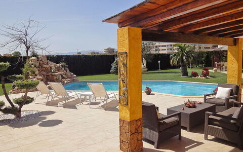 L'Aldea: Piscine, Propriété, Maison, Bâtiment, Ciel, Patio, Vacances, Meubles, Domicile, Recours