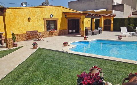 L'Aldea: Propriété, Maison, Piscine, Arrière-Cour, Bâtiment, Immobilier, Domicile, Herbe, Vacances, Zone Résidentielle