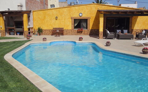 L'Aldea: Piscine, Propriété, Maison, Loisir, Bâtiment, Immobilier, Ville, Recours, Domicile, Vacances