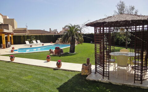 L'Aldea: Propriété, Herbe, Arrière-Cour, Bâtiment, Loisir, Immobilier, Pelouse, Maison, Piscine, Recours