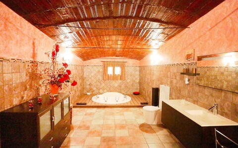 L'Aldea: Pièce, Propriété, Design Intérieur, Bâtiment, Architecture, Plafond, Sol, Maison, Salle De Bains, Tuile