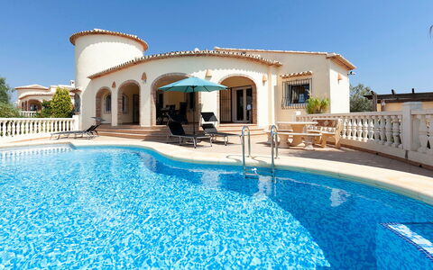 Capi: L'Eau, Ciel, Propriété, Piscine, Bleu Azur, La Nature, Plante, Bleu, Bâtiment, Loisir