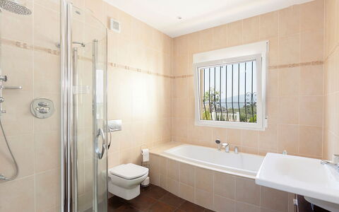 Capi: Salle De Bains, Pièce, Propriété, Design Intérieur, Tuile, Luminaire Plomberie, Mur, Baignoire, Bâtiment, Plafond