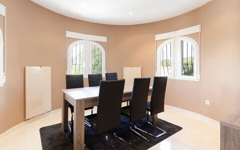 Capi: Pièce, Propriété, Meubles, Design Intérieur, Salle À Manger, Plafond, Bâtiment, Table, Sol, Maison