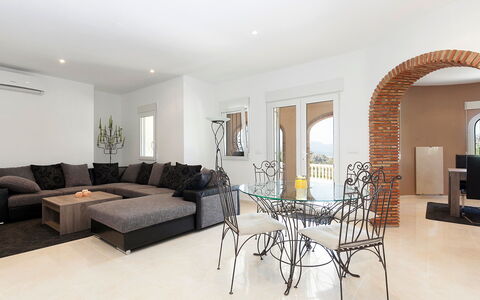 Capi: Pièce, Propriété, Meubles, Design Intérieur, Bâtiment, Salon, Sol, Table, Plafond, Immobilier