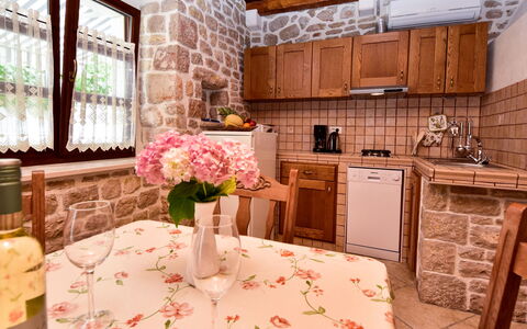 Josipa: Fleur, Meubles, Table, Cabinetry, Fenêtre, Plante, Comptoir, Bâtiment, Design Intérieur, Sol
