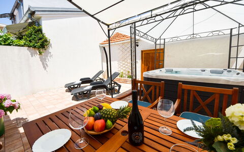 Josipa: Plante, Propriété, Table, Meubles, Vaisselle, Pot De Fleur, Bois, Design Intérieur, Ombre, Mobilier De Jardin