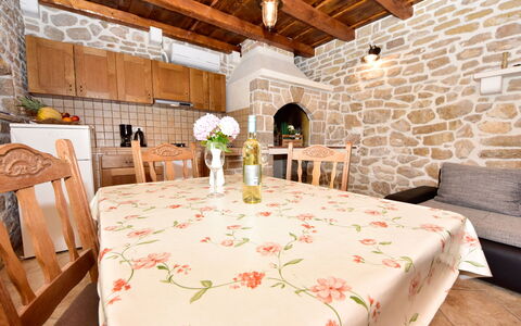 Josipa: Table, Meubles, Propriété, Décoration, Chaise, Bâtiment, Nappe De Table, Design Intérieur, Éclairage, Plante