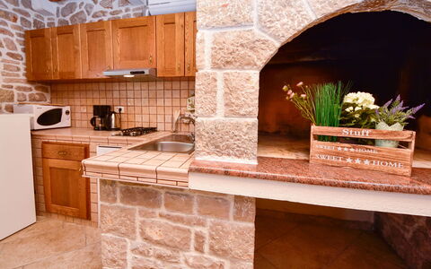 Josipa: Comptoir, Propriété, Plante, Cabinetry, Bâtiment, Fleur, Bois, Pot De Fleur, Cuisine, Design Intérieur