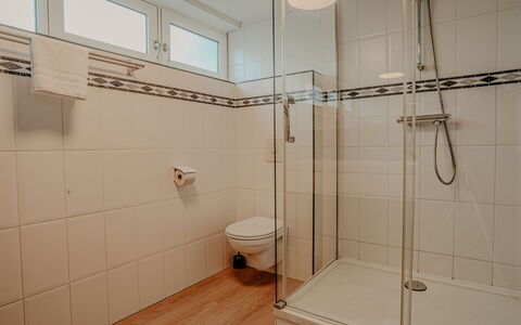 De Woude: Sol, Luminaire Plomberie, Salle De Bains, Sol, Design Intérieur, Douche, Plomberie, Porte De Douche, Tuile, Tete De Douche