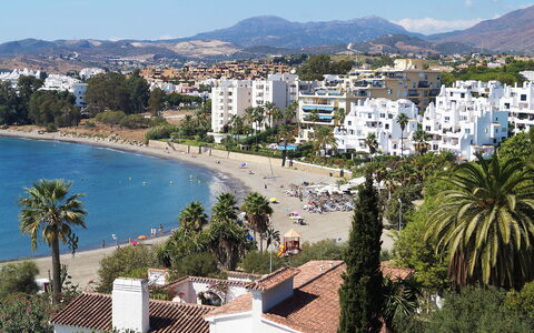 Estepona 108: L'Eau, Ciel, Bâtiment, Propriété, Arbre, Bleu Azur, Plan D'Eau, Arecales, Maison, Plante