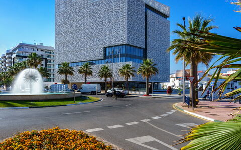 Estepona 108: Ciel, Plante, Bâtiment, Propriété, Jour, Bleu Azur, Botanique, Infrastructure, Arbre, Design Urbain