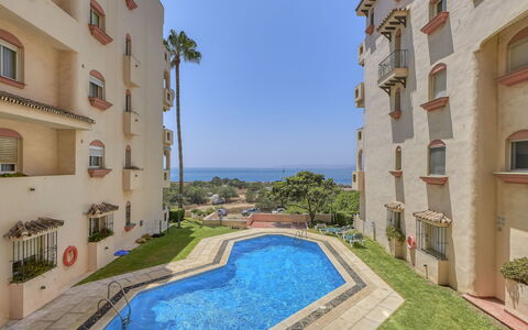 Estepona 108: L'Eau, Jour, Bâtiment, Fenêtre, Ciel, Bleu Azur, Architecture, Plante, Design Urbain, Condominium