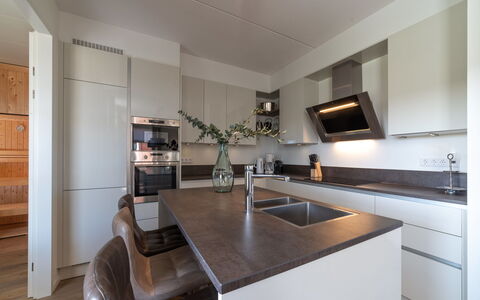 Ganuenta: Comptoir, Propriété, Cabinetry, Cuisinière, Cuisine, Bois, Électroménager, Design Intérieur, Appareil De Cuisine, Sol