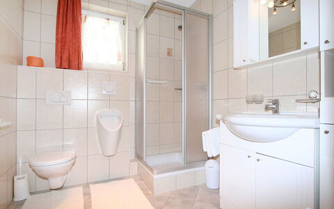 Schaller: Miroir, Luminaire Plomberie, Armoire De Toilette, Propriété, Évier, Salle De Bains, Lavabo, Robinet, Violet