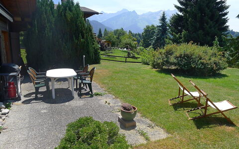 Chalet Lorila: Plante, Ciel, Propriété, Bâtiment, Nuage, Montagne, Arbre, Mobilier De Jardin, Ombre, Paysage Naturel
