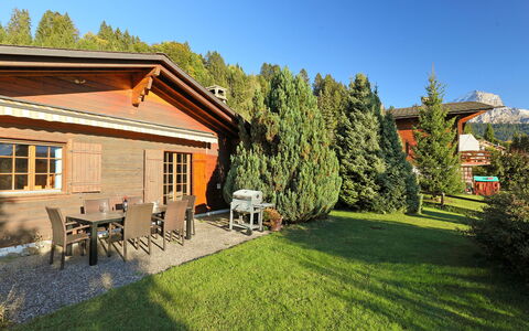 Chalet Lorila: Ciel, Plante, Propriété, Bâtiment, Arbre, Paysage Naturel, Fenêtre, Lot Terre, Herbe, Loisir