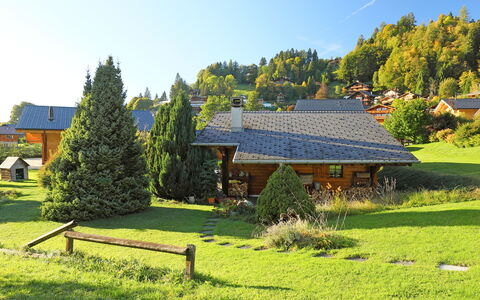 Chalet Lorila: Plante, Ciel, Arbre, Vert, Paysage Naturel, Lot Terre, Herbe, Loisir, Prairie, Chalet