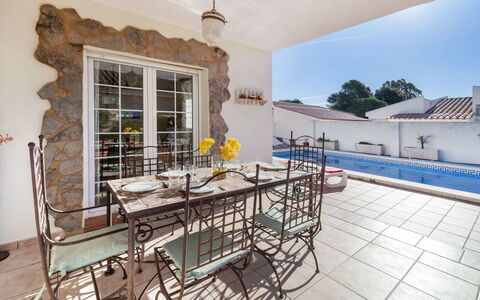 Villa Capri: Meubles, Propriété, Ciel, Fenêtre, Bâtiment, Piscine, Design Intérieur, Bois, Sol, Chaise