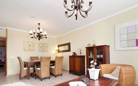 Villa Capri: Table, Meubles, Cadre, Propriété, Chaise, Bois, Éclairage, Design Intérieur, Salon, Maison