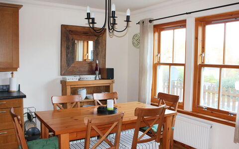 Staffin Road: Table, Meubles, Fenêtre, Cabinetry, Bois, Bâtiment, Chaise, Éclairage, Design Intérieur, Rayonnage
