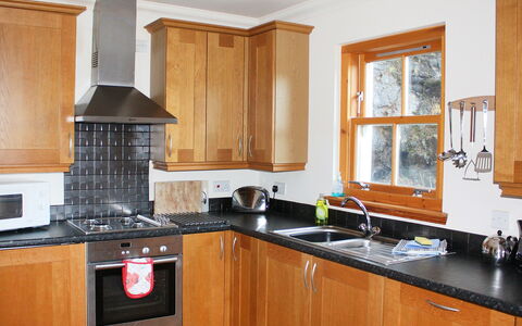 Staffin Road: Cabinetry, Comptoir, Evier, Propriété, Évier, Cuisinière, Bâtiment, Appareil De Cuisine, Cuisine, Fenêtre