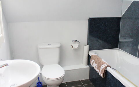 Staffin Road: Luminaire Plomberie, Lavabo, Robinet, Baignoire, Siège De Toilette, Propriété, Toilette, Salle De Bains, Évier, Violet