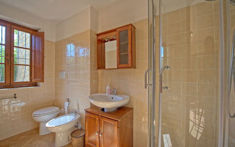 Casa Maria Luisa: Salle De Bains, Pièce, Propriété, Tuile, Sol, Bâtiment, Armoire De Toilette, Maison, Mur, Domicile