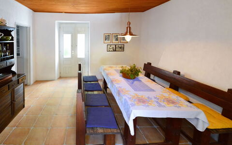 Dubravka: Table, Propriété, Meubles, Cabinetry, Bois, Fenêtre, Design Intérieur, Sol, Sol