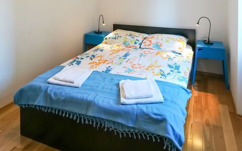 Dubravka: Meubles, Propriété, Bleu, Oreiller, Confort, Textile, Lit, Bois, Sol, Sol