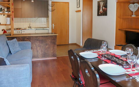 Nendaz 664: Table, Meubles, Propriété, Vaisselle, Bois, Chaise, Cuisine, Canapé, Cabinetry, Bâtiment