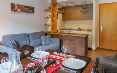 Beau-Séjour 24 664.1: Table, Propriété, Meubles, Cabinetry, Canapé, Bois, Salon, Design Intérieur, Éclairage, Sol
