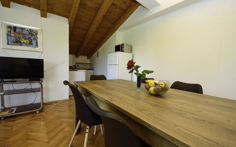 Anica: Table, Meubles, Bâtiment, Plante, Bois, Architecture, Design Intérieur, Sol, Maison, Sol