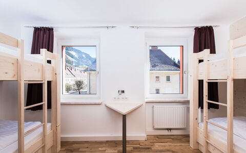 Eisenerz 100: Bâtiment, Bleu Azur, Bois, Sol, Sol, Rideau, Dur, Rayonnage, Salon, Maison