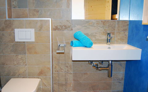 D'Arby: Marron, Miroir, Robinet, Luminaire Plomberie, Propriété, Lavabo, Évier, Bleu, Salle De Bains, Violet