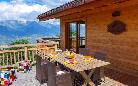 D'Arby: Nuage, Bâtiment, Table, Ciel, Meubles, Propriété, Fenêtre, Bois, Ombre, Design Intérieur