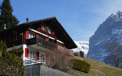 Chalet Albi: L'Eau, Ciel, Plante, Bâtiment, Nuage, Propriété, Piscine, Bleu Azur, Arbre, Ombre