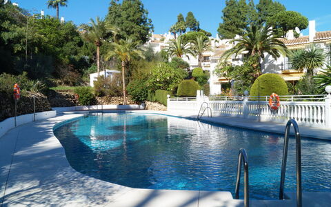 Monte Paraiso: L'Eau, Ciel, Plante, Bâtiment, Piscine, Arbre, Bleu Azur, Arecales, Ombre, Loisir