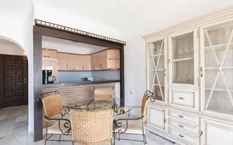 Monte Paraiso: Meubles, Cabinetry, Table, Bois, Chaise, Tiroir, Design Intérieur, Rectangle, Bâtiment, Sol