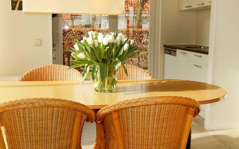 Noordwijk 450: Table, Meubles, Fleur, Propriété, Comptoir, Plante, Cabinetry, Chaise, Bois, Rectangle