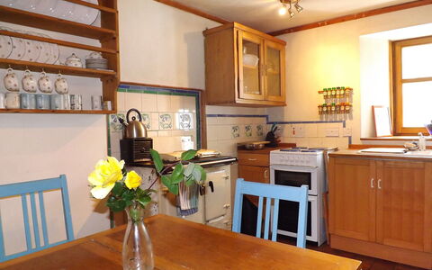 Tarskavaig: Meubles, Table, Cabinetry, Propriété, Fleur, Ventilateur De Plafond, Comptoir, Fenêtre, Design Intérieur, Éclairage
