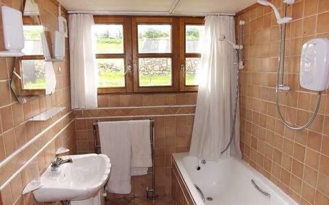 Tarskavaig: Baignoire, Luminaire Plomberie, Propriété, Robinet, Évier, Fenêtre, Plante, Salle De Bains, Design Intérieur