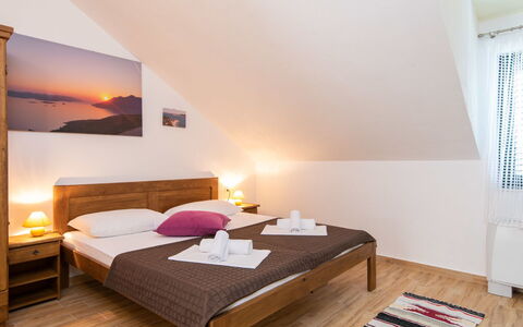 Anita: Chambre, Lit, Meubles, Pièce, Propriété, Design Intérieur, Cadre De Lit, Drap De Lit, Sol, Bâtiment