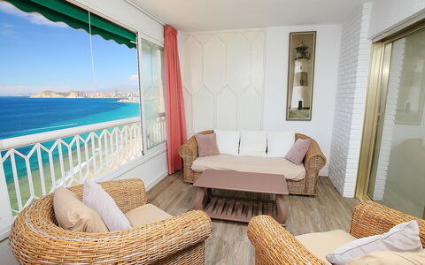 Benidorm 926: Pièce, Meubles, Propriété, Chambre, Design Intérieur, Suite, Bleu Azur, Immobilier, Bâtiment, Maison