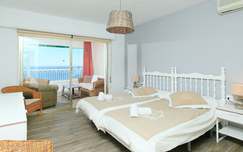Benidorm 926: Chambre, Meubles, Pièce, Propriété, Design Intérieur, Lit, Sol, Bâtiment, Drap De Lit, Mur